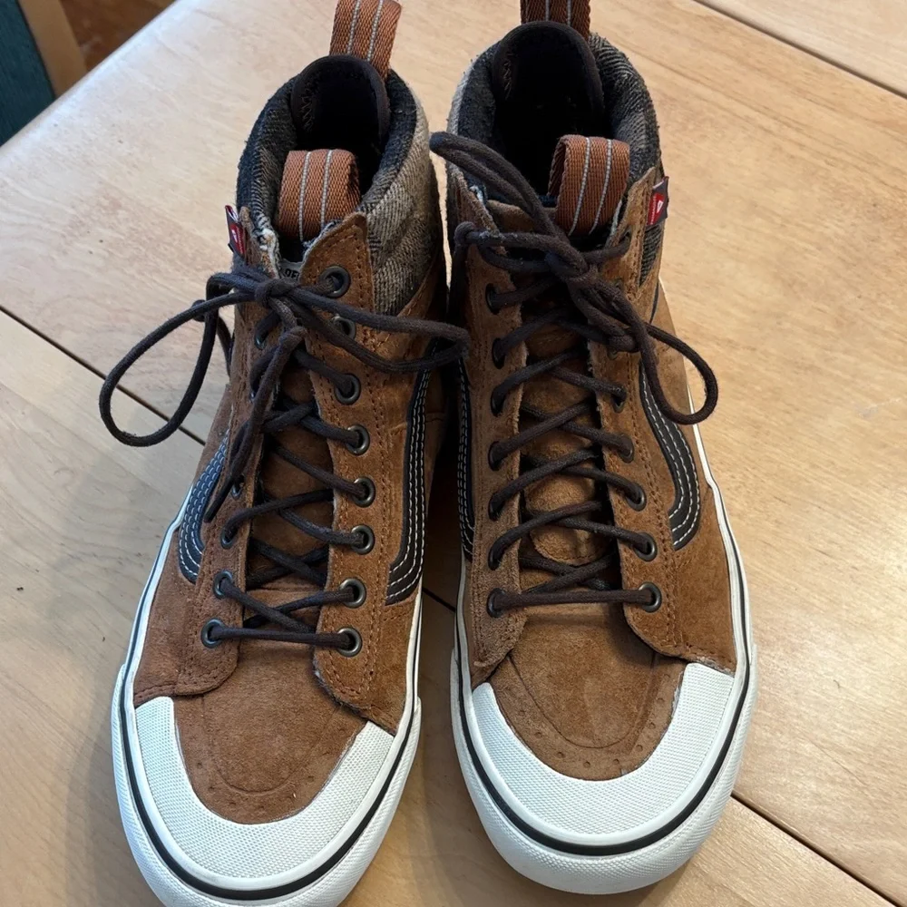 VANS Women’s SK8 HI MTE Glazed Ginger Suede Waterproof Sneakers. Size 8.5